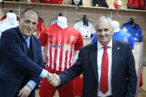 Javier Tebas y Alfonso García en la tienda del Almería.