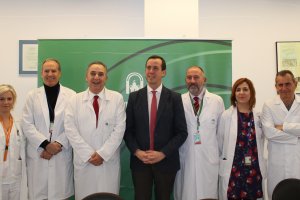 Delegado provincial de Salud con una representación del equipo profesional del Hospital.