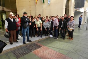 Vecinos de Matagorda durante su reciente protesta a las puertas del Ayuntamiento.