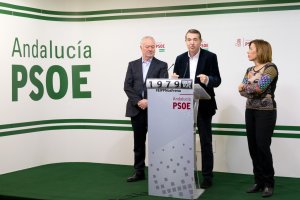 El senador Pérez Navas, con los diputados Juan Jiménez (izq.) y Sonia Ferrer.