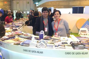 Alexis Pineda y Carmen Fernández en el stand de Fitur.