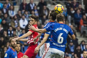 Una jugada del Oviedo-Almería.