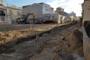 Obras de sustitución de la red de saneamiento y acerado en la avenida de Cataluña.
