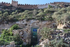Chabolismo y basura debajo de los muros del primer monumento de la ciudad.