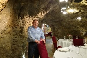 La cueva que acoge al restaurante La Gruta ha sido ampliada en varias ocasiones y dotada con una decoración y unos servicios que convierten el espaci