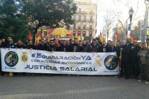 Pancarta de Jusapol en la movilización que contó con representantes de Almería.
