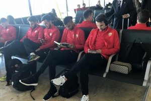 La expedición rojiblanca viajó en avión a Oviedo y regresa en el mismo medio de transporte.