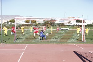 Álex Corredera no perdonó de penalti para hacer el 2-0.
