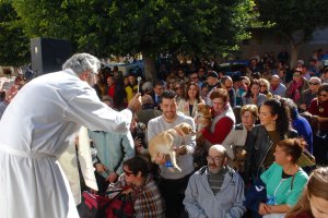 El párroco de San Juan, Tomás Cano, bendiciendo las mascotas de los vecinos.