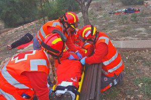 Intervención de emergencia (simulada) a uno de los afectados por el supuesto derrumbe en El Toyo.
