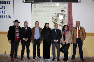 El alcalde y personalidades del flamenco en el estreno del mural en honor a Pedro "El Morato".