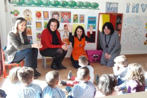 La alcaldesa María González junto Gracia Fernández y Francisca Fernández.