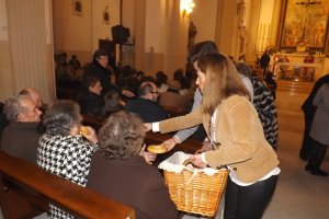 Tras la Misa se produjo la bendición y reparto de los tradicionales roscos de San?Sebastián.