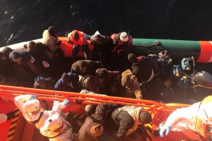 Rescate reciente de una patera en aguas del mar de Alborán por parte de Salvamento Marítimo de Almería.