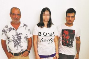 Xenia, con vendas en las queduras, junto al padre y el abuelo paterno de su bebé.