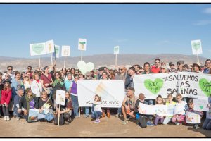 Imagen grupal de los asistentes que se concentraron ayer en Las Salinas para pedir su conservación.