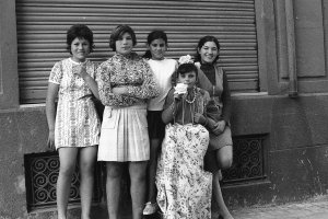 Niñas de los primeros años setenta con su maya instalada en la calle de Torres, al lado del antiguo cine Liszt.
