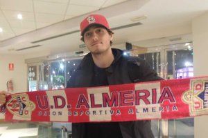 Con la bufanda del Almería en el hotel.