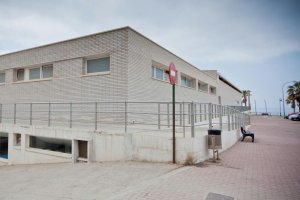 Acceso a las instalaciones de la piscina de Adra