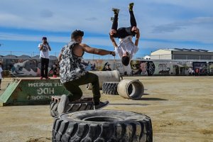 Dos jóvenes ejecutan dos impresionantes piruetas en el marco del Hip Hop Street Vícar 2018.
