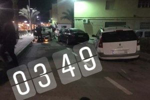 Coche volcado en una imagen compartida en las redes sociales con la hora del siniestro.