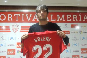 Con su camiseta del Almería.