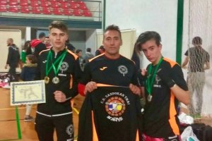 Los dos campeones con su entrenador.