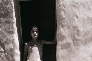 La niña blanca,  fotografía de Carlos Pérez Siquier tomada en La Chanca en el año 1957.