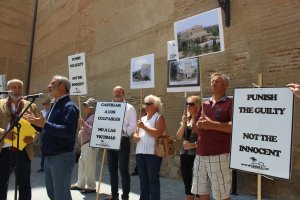 El matrimonio británico durante una manifestación pidiendo justicia.