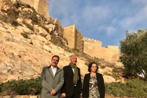 Visita al conjunto, con las obras del bastión sur al fondo.