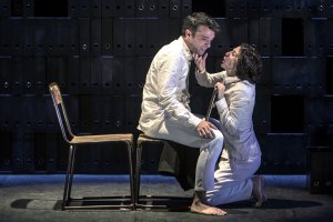 Escena del montaje teatral con Alejandro Vera y Gema Matarranz.
