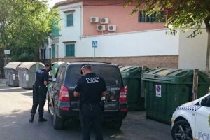 Agentes de la Policía Local durante una inspección.