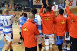 Jugadores, técnicos y presidente celebrando la victoria.