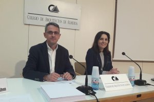 En la mesa José Díaz, decano del Colegio de Arquitectos y Magdalena Cantero, pta. AAV. Casco Histórico.