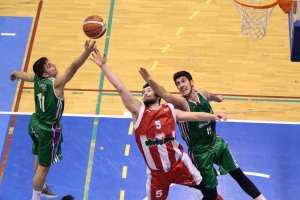 Luchando bajo la canasta.