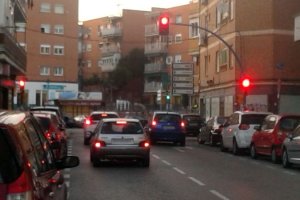 La Policía Local encontró al conductor dormido y parado en este semáforo.