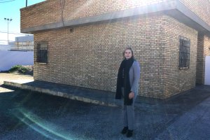 La concejala socialista, Teresa Piqueras, durante su visita al colegio Mare Nostrum