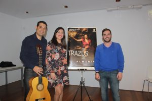 El guitarrista Juan de Dios Santiago, la cantaora María José Pérez y el concejal de Cultura, Carlos Sánchez.