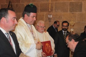 Manuel Martínez Ramíez jura como hermano mayor del Prendimiento ante el consiliario, Juan José Martín Campos; y el hermano mayor saliente, Isaac Vilc