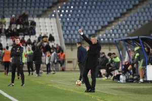 Lucas Alcaraz da el OK a sus jugadores.