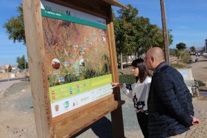 Alcalde y concejala observando uno de los paneles.