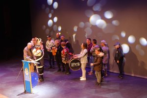 Dios Momo. El presidente de FEMACA, Nicolás Castillo; le impone la Banda al Dios Momo, Juan Bisbal.