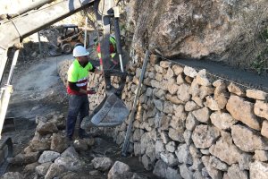 Muro de mampostería que sustenta la plataforma.