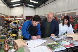 Entrega de la ayuda por parte del alcalde y de la edil de Promoción Económica.