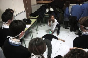 Aida Tapia, enfermera del SAS, ofrece a los alumnos unas nociones sobre reanimación cardiopulmonar.