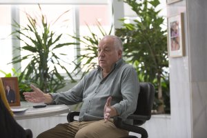 José María Rossell fotografiado en un momento de la entrevista en la sede de su empresa, Senator Hoteles, en la Urbanización de Roquetas de Mar.
