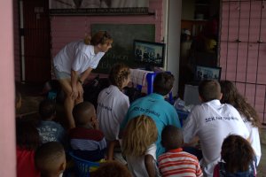 Profesores y alumnos del colegio SEK-Alborán durante la visita el pasado año a la escuela de Sudáfrica con la que colaboran.