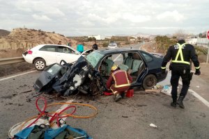 Bomberos del Levante durante su intervención en el accidente.