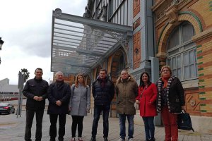 El secretario general del PSOE (en el centro) con representantes socialistas de Almería, ayer en la antigua estación de tren.