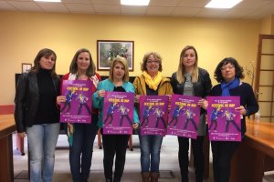 Representantes del IAM con el cartel promocional del festival.